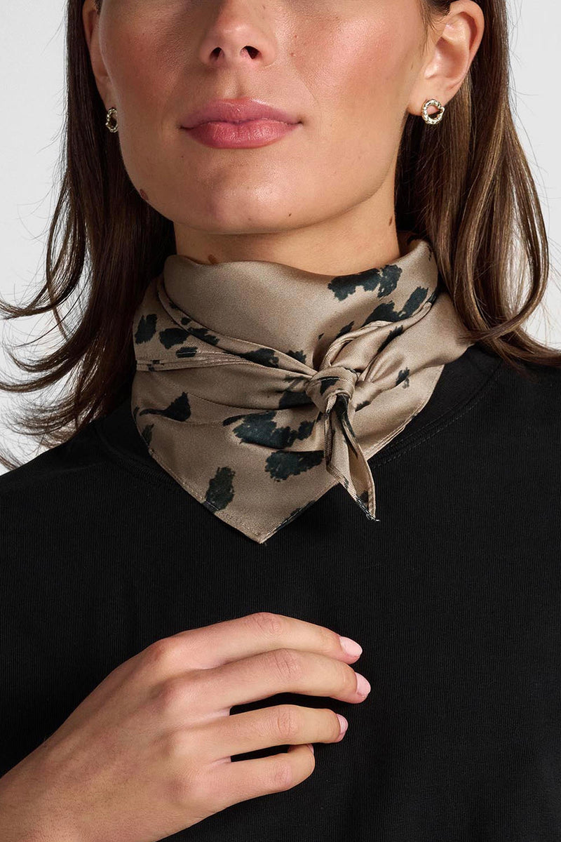 How to style the silk scarf